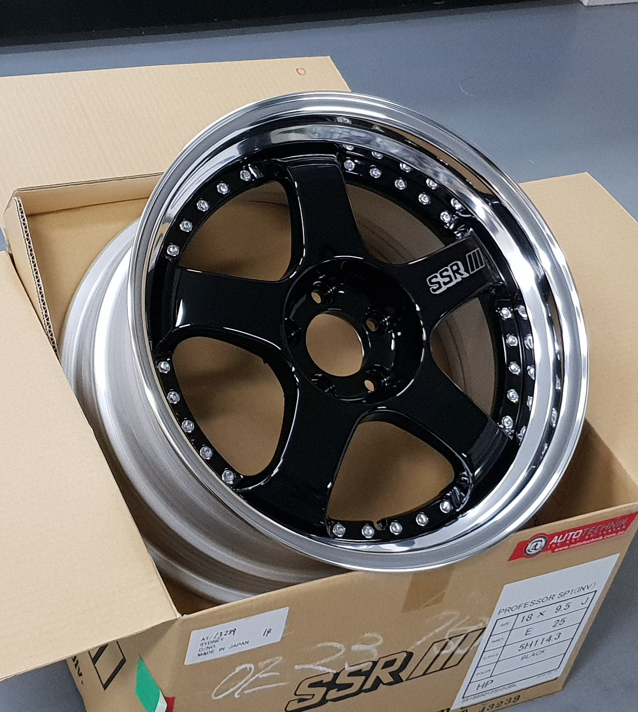SSR SP1 GLOSS BLACK 18x9.5 +25 HP 5-114.3