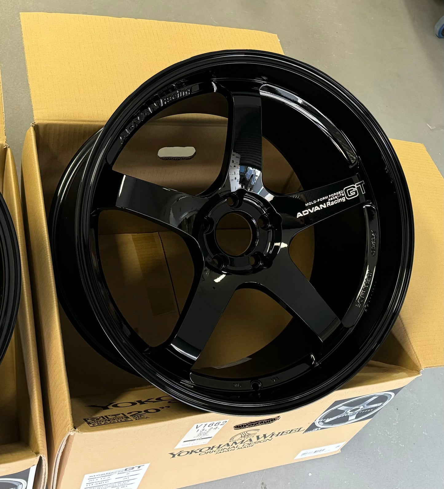 ADVAN RACING GT PREMIUM 20x10 +35 | 20x12 +20 5-114.3 - RACING GLOSS BLACK (R35 GTR)