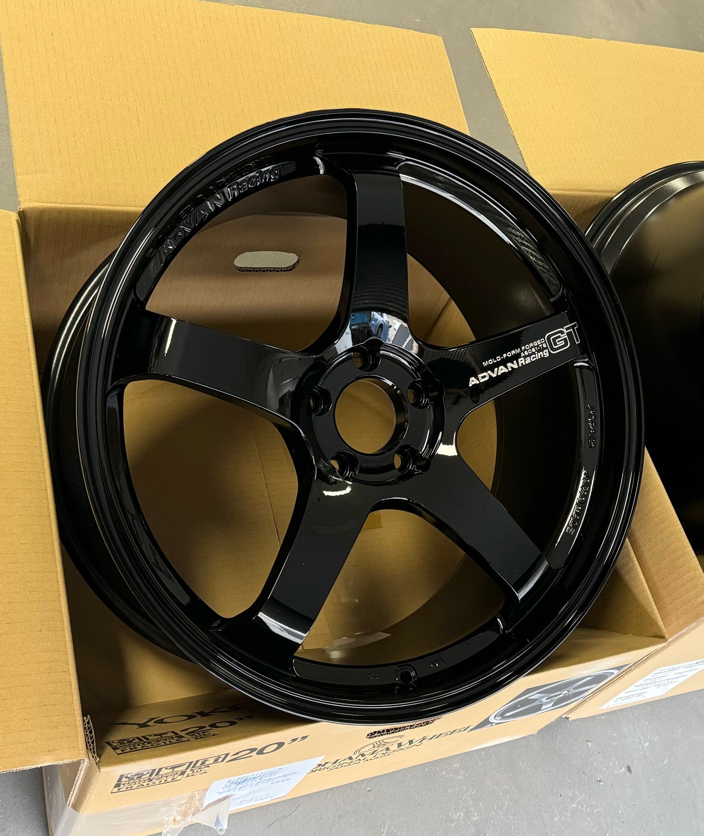 ADVAN RACING GT PREMIUM 20x10 +35 | 20x12 +20 5-114.3 - RACING GLOSS BLACK (R35 GTR)