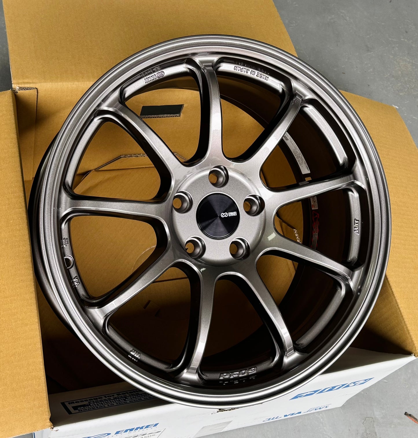 ENKEI PF09 DARK SILVER 18x8.5 +45 5-112