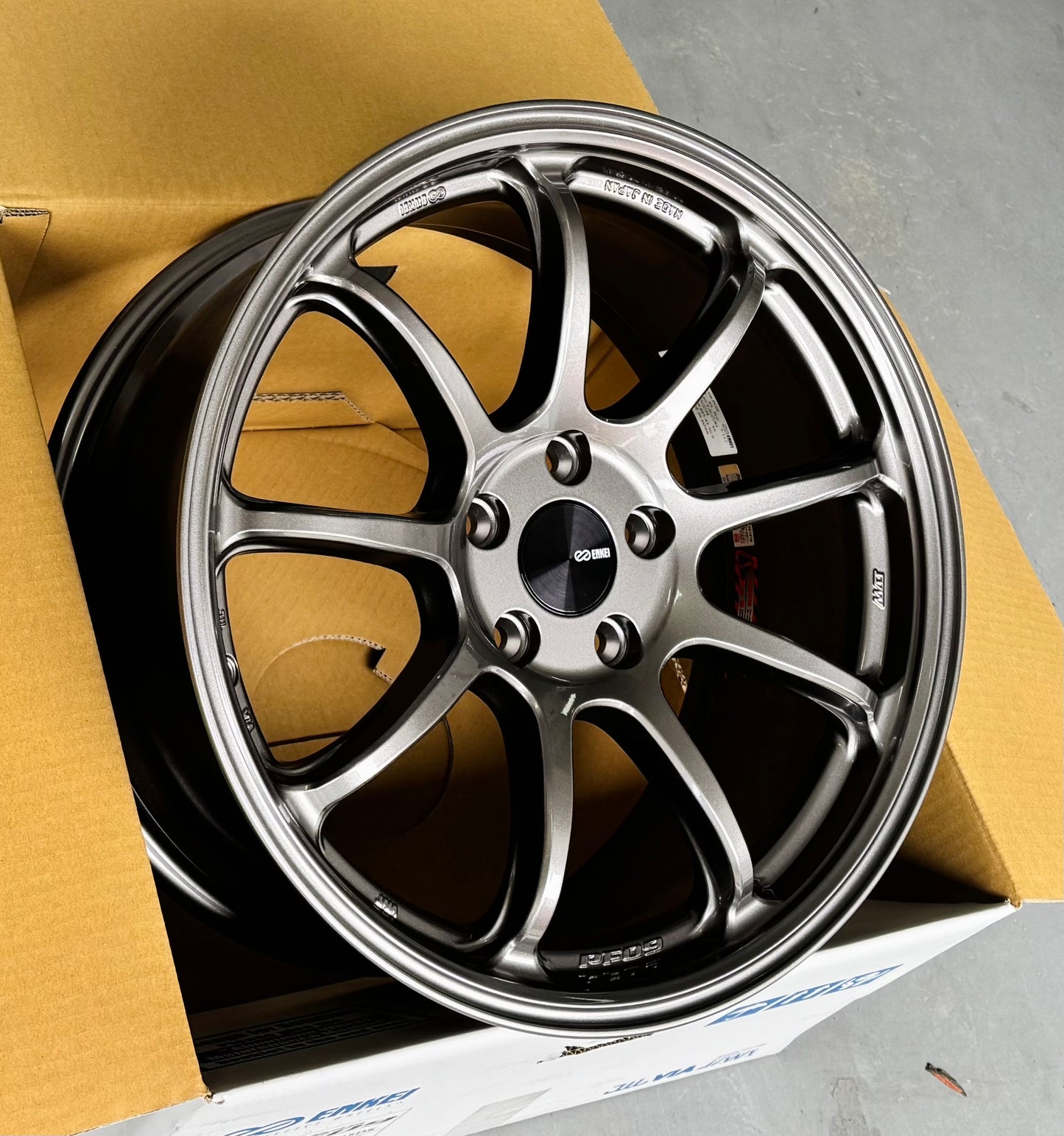 ENKEI PF09 DARK SILVER 18x8.5 +45 5-112