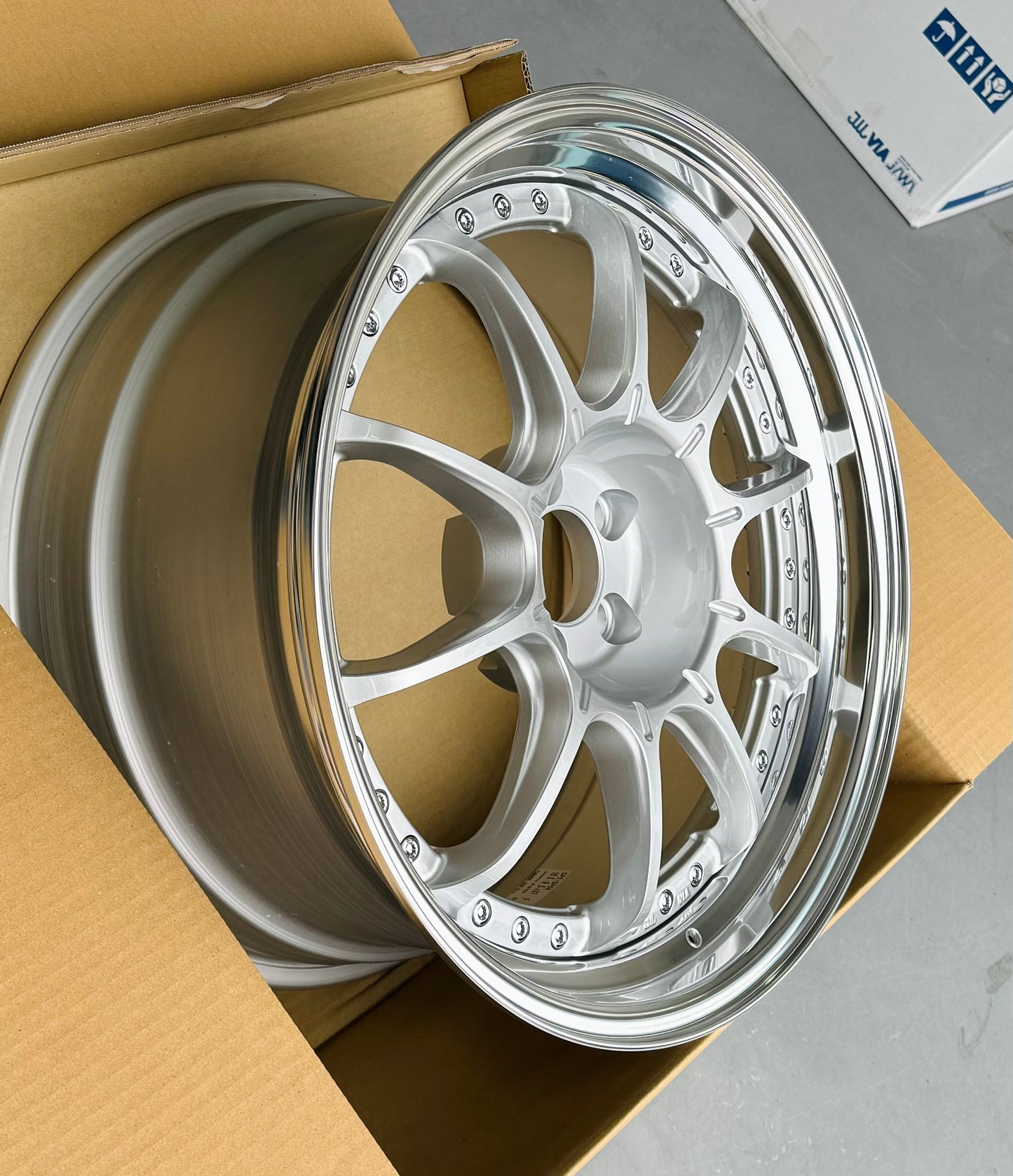 SSR SP5 HI BRIGHT SILVER 18x9.5 +37 HP 5-100