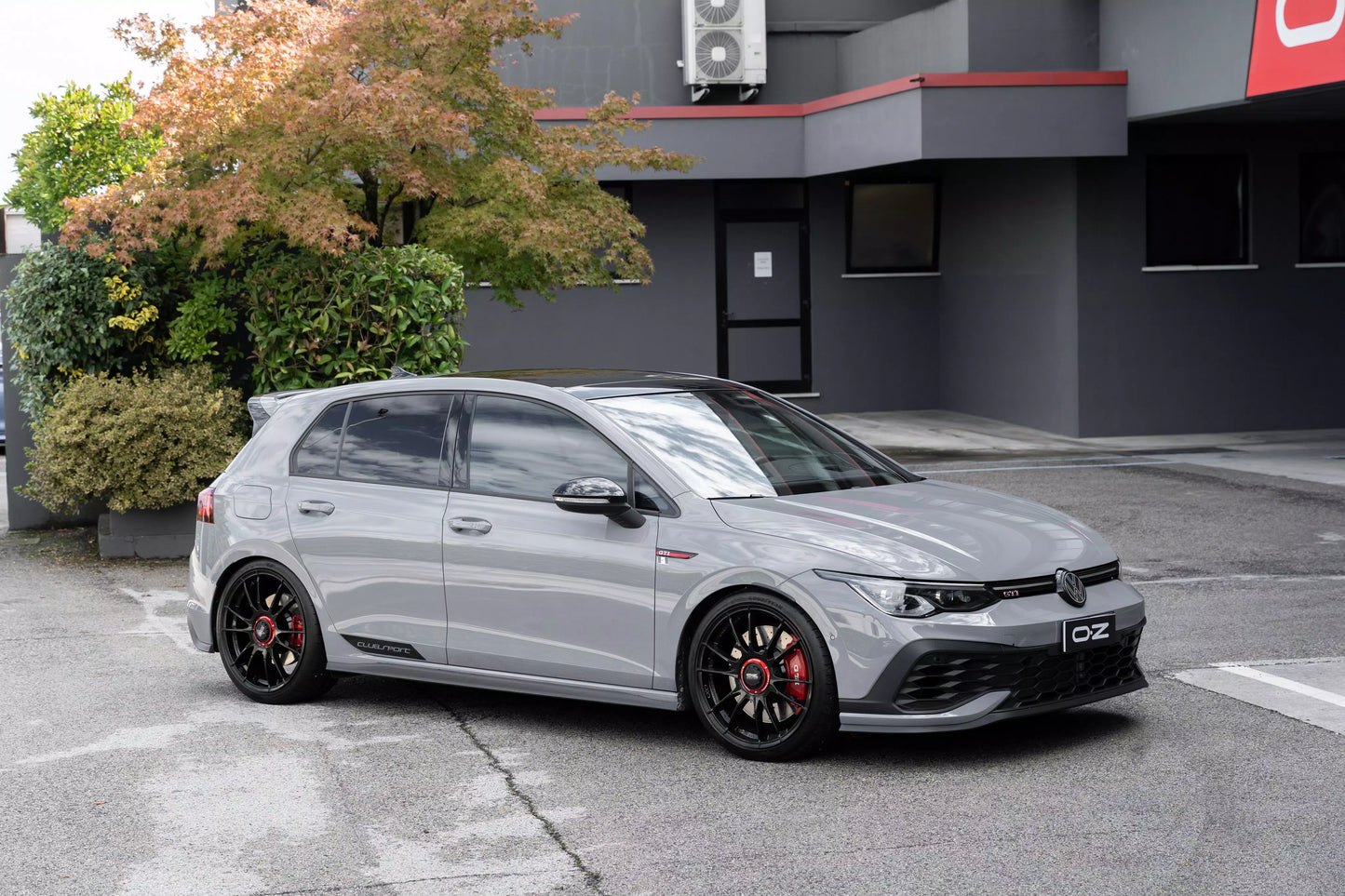 OZ RACING ULTRALEGERRA XX 18x8 +45 5-112