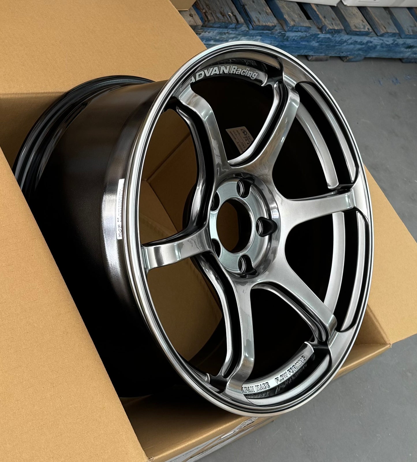 ADVAN RACING RG-4 RACING HYPER BLACK 18x9.5 +45 5-114.3