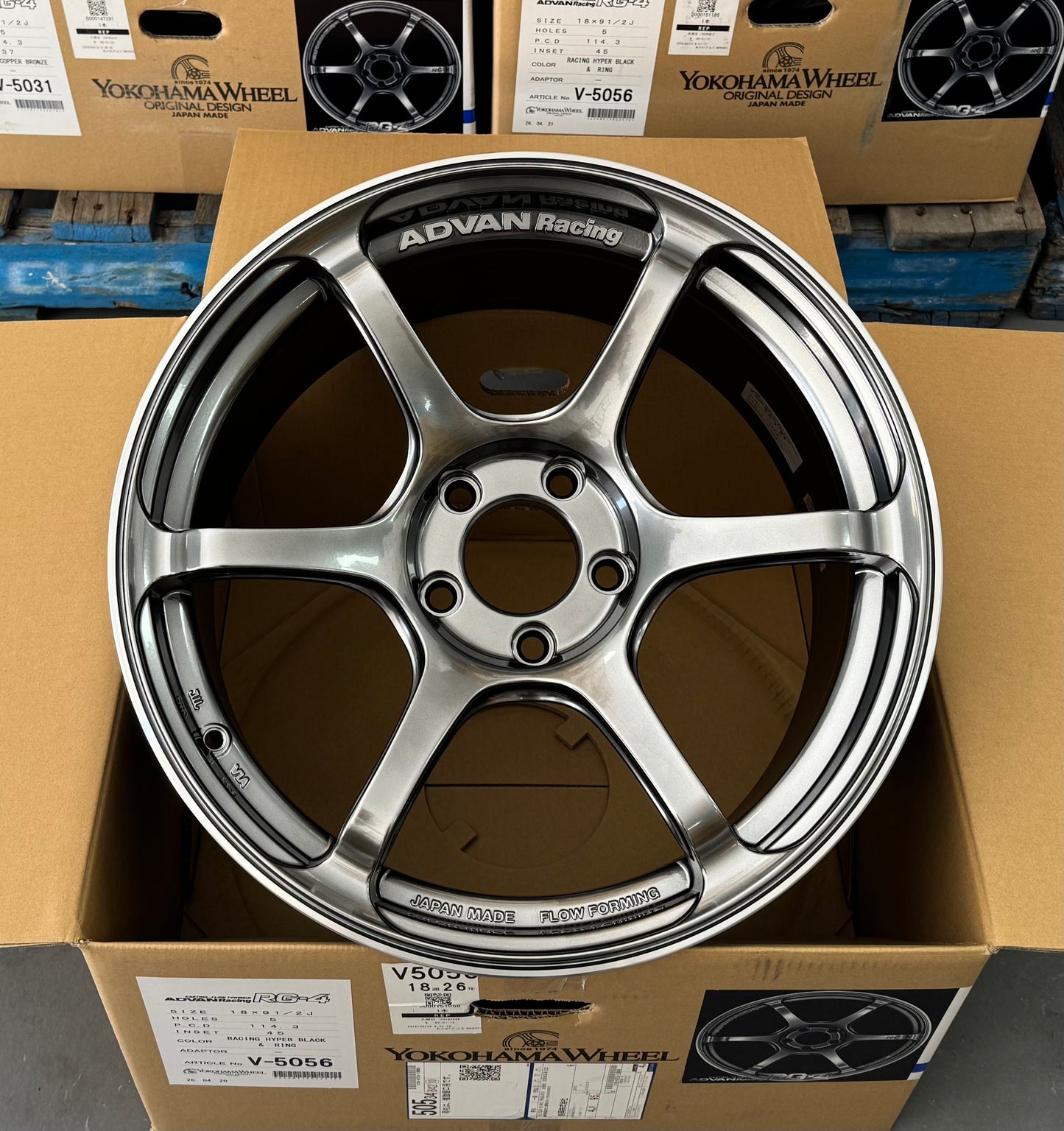 ADVAN RACING RG-4 RACING HYPER BLACK 18x9.5 +45 5-114.3