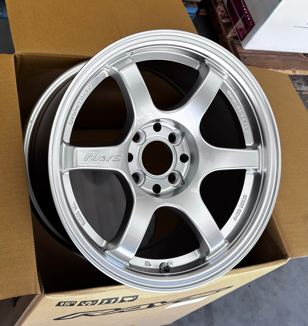 RAYS 57DR SUNLIGHT SILVER 15x8 +28 4-100
