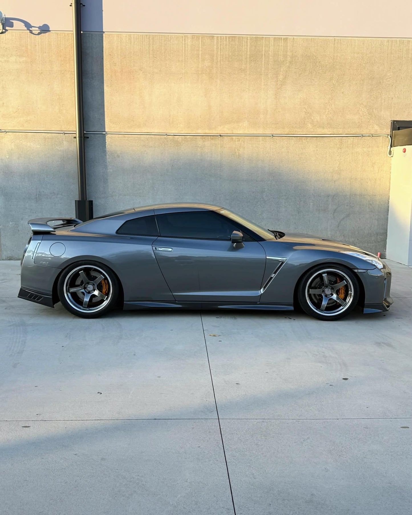 ADVAN RACING GT PREMIUM 20x10 +35 | 20x12 +20 5-114.3 MACHINING & HYPER PLATINUM BLACK (R35 GTR)