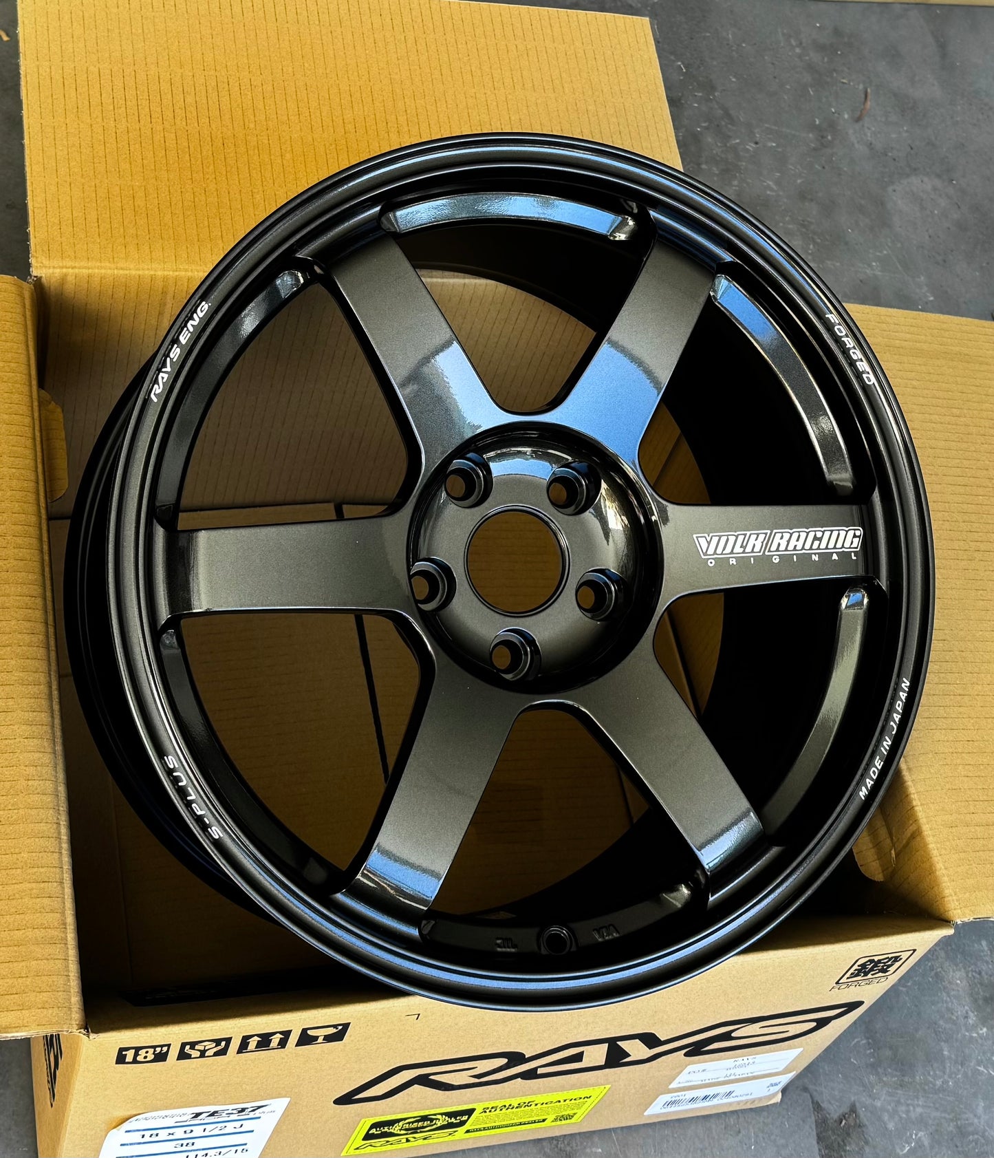 RAYS TE37 SAGA S-PLUS DIAMOND DARK GUNMETAL 18x9.5 +38 5-114.3