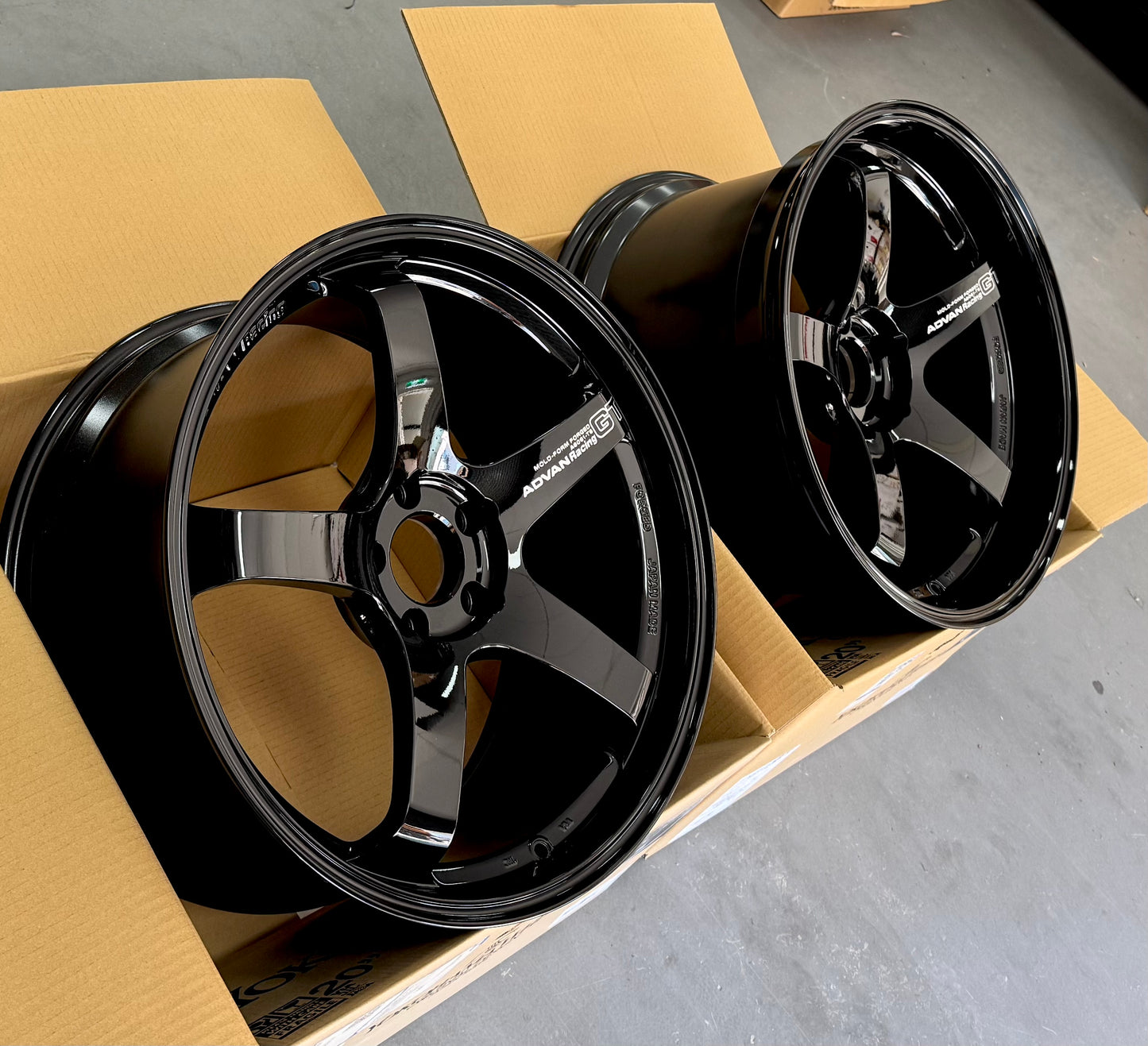 ADVAN RACING GT PREMIUM 20x10 +35 | 20x12 +20 5-114.3 - RACING GLOSS BLACK (R35 GTR)