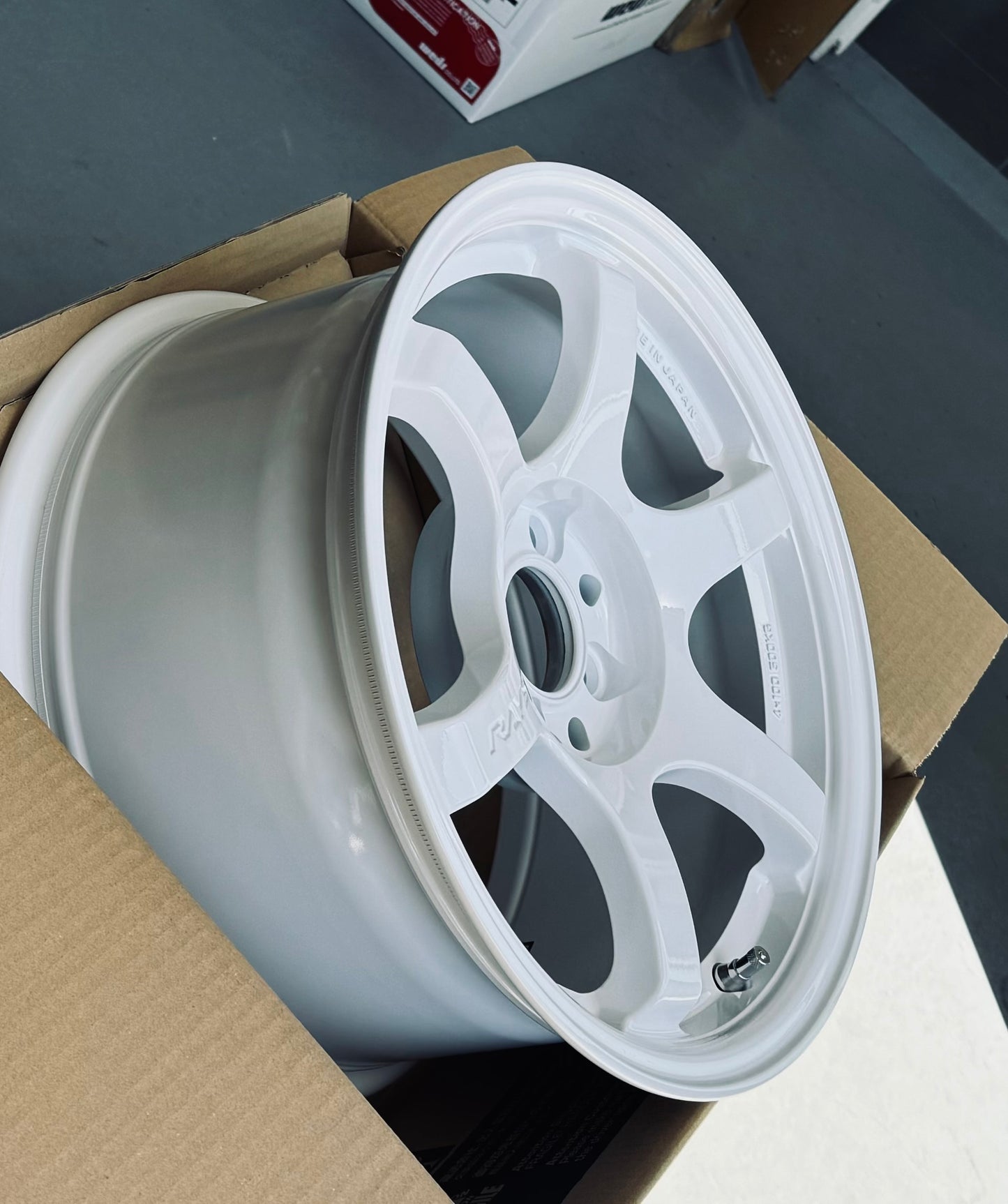 RAYS 57DR WHITE 15x8 +28 4-100