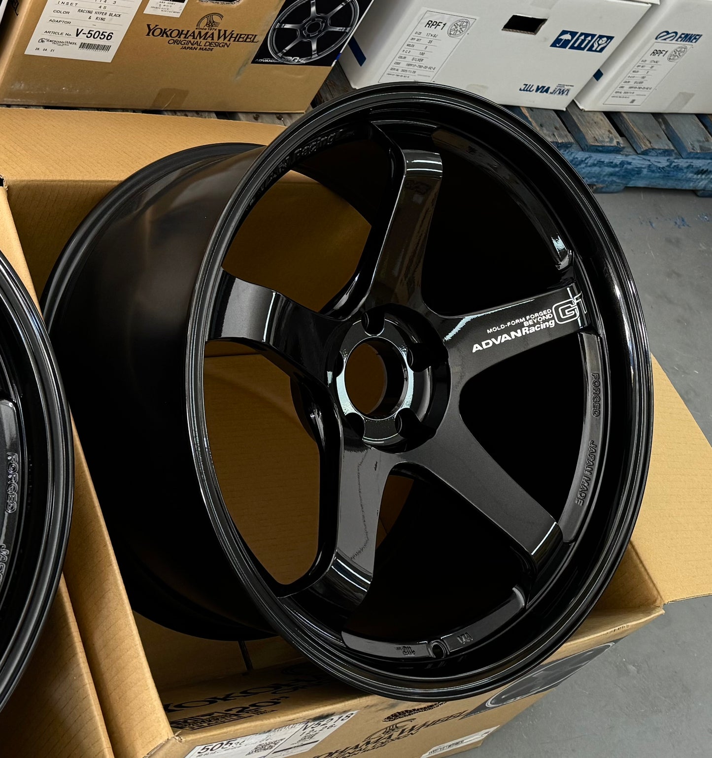 ADVAN RACING GT BEYOND 20x10 +30 | 20x12 +20 5-114.3 - RACING TITANIUM BLACK (R35 GTR)