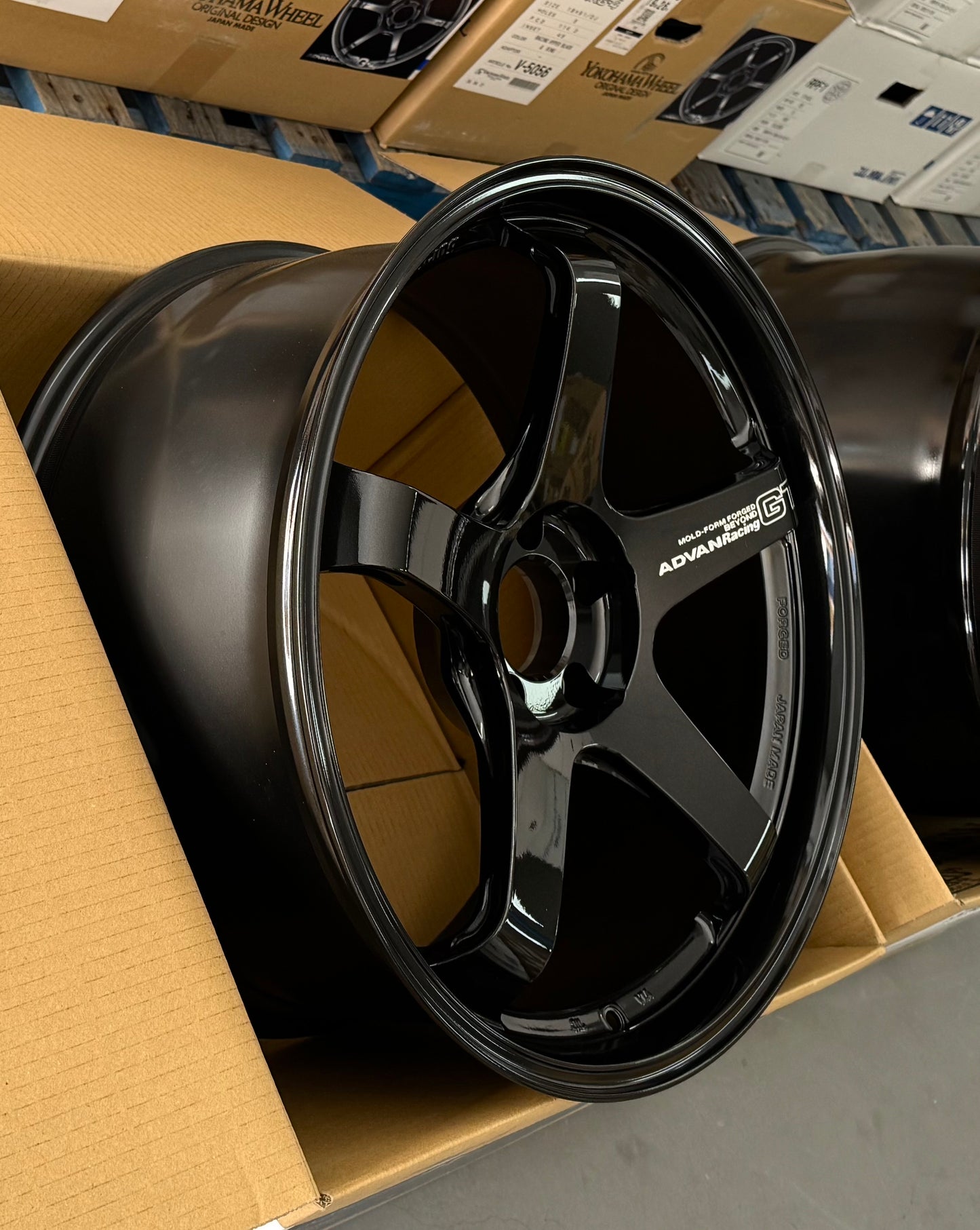 ADVAN RACING GT BEYOND 20x10 +30 | 20x12 +20 5-114.3 - RACING TITANIUM BLACK (R35 GTR)