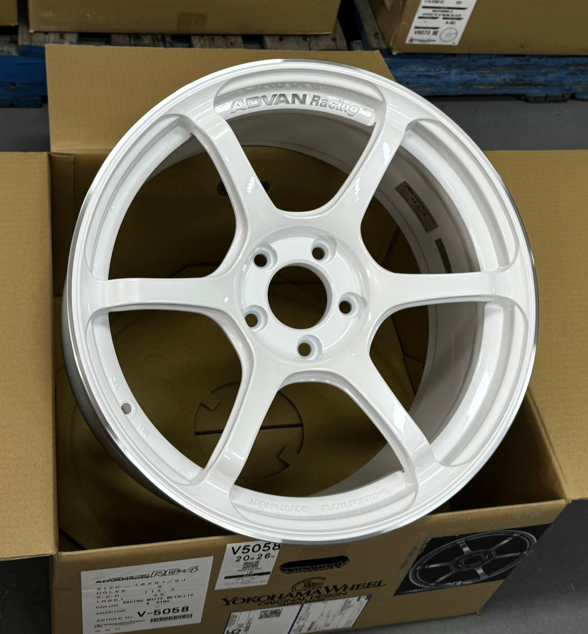 ADVAN RACING RG-4 RACING WHITE METALLIC 18x9.5 +45 5-114.3