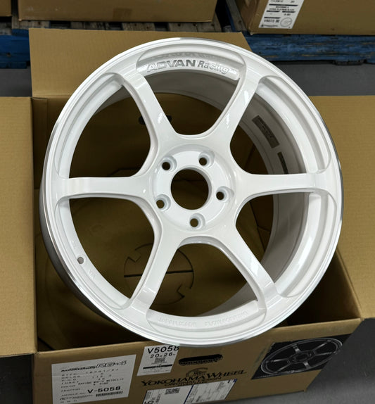 ADVAN RACING RG-4 RACING WHITE METALLIC 18x9.5 +45 5-114.3