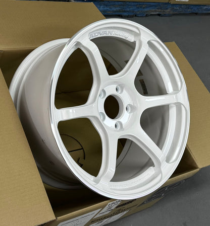ADVAN RACING RG-4 RACING WHITE METALLIC 18x9.5 +45 5-114.3
