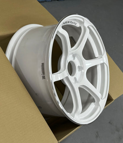 ADVAN RACING RG-4 RACING WHITE METALLIC 18x9.5 +45 5-114.3