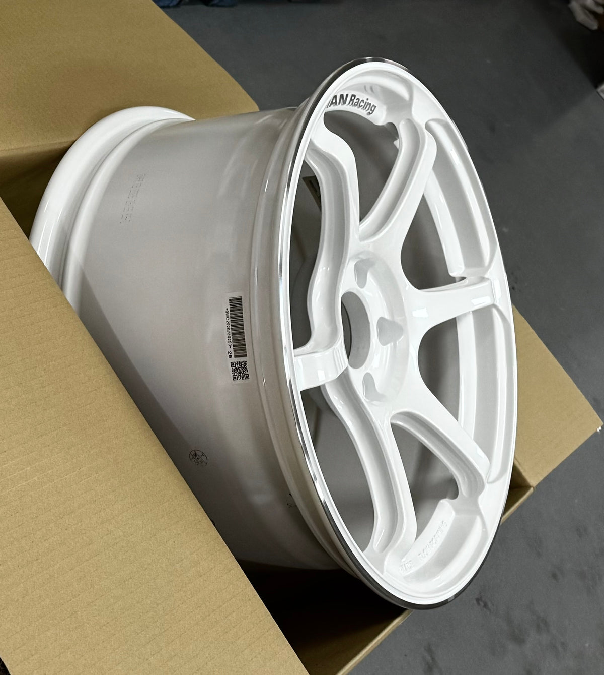 ADVAN RACING RG-4 RACING WHITE METALLIC 18x9.5 +45 5-114.3