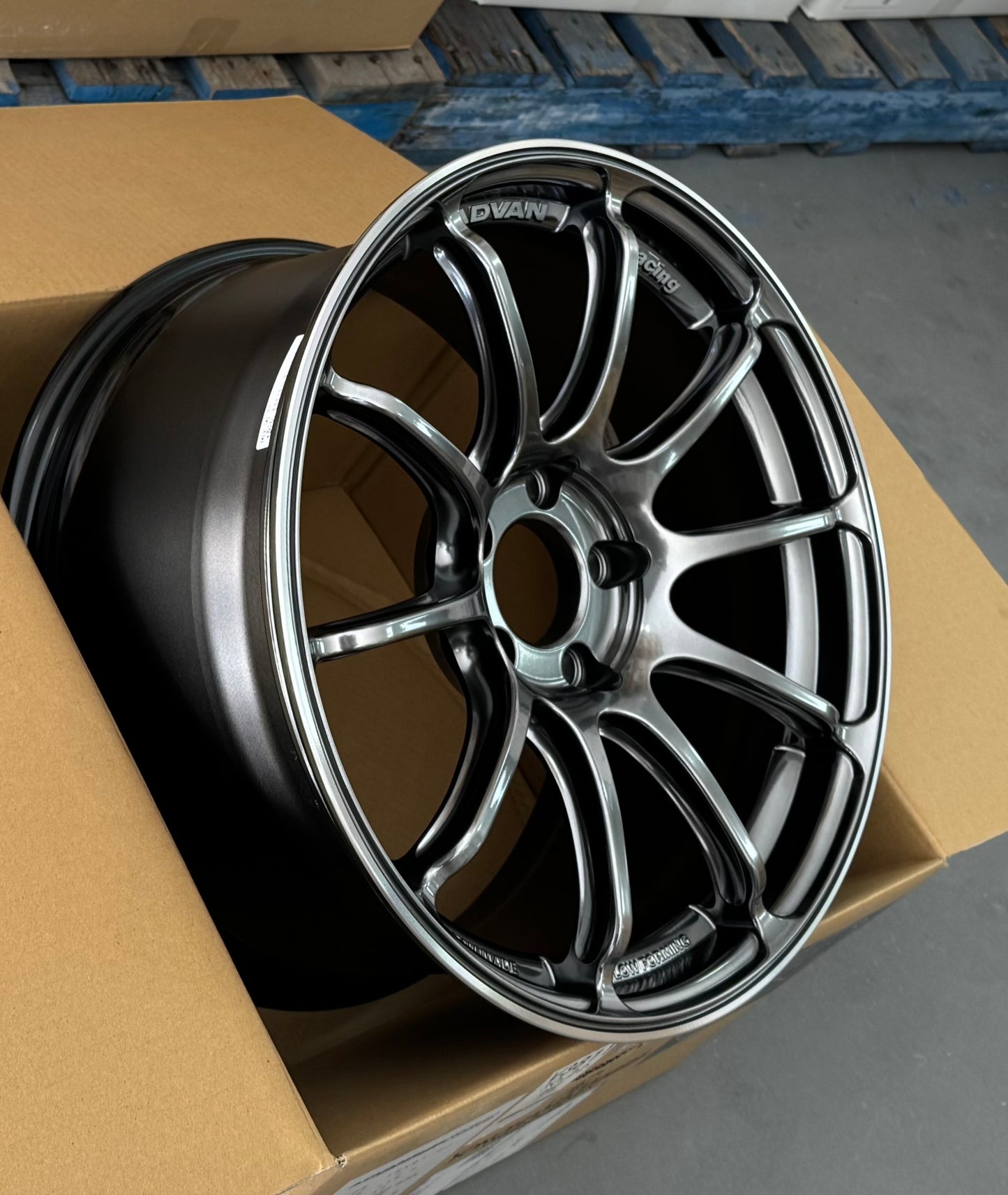 ADVAN RACING RSIII RACING HYPER BLACK 18x9.5 +45 5-114.3