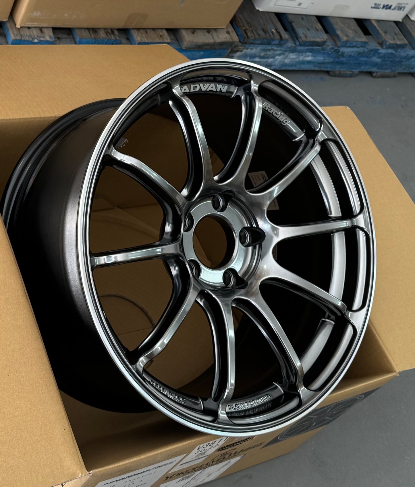 ADVAN RACING RSIII RACING HYPER BLACK 18x9.5 +45 5-114.3