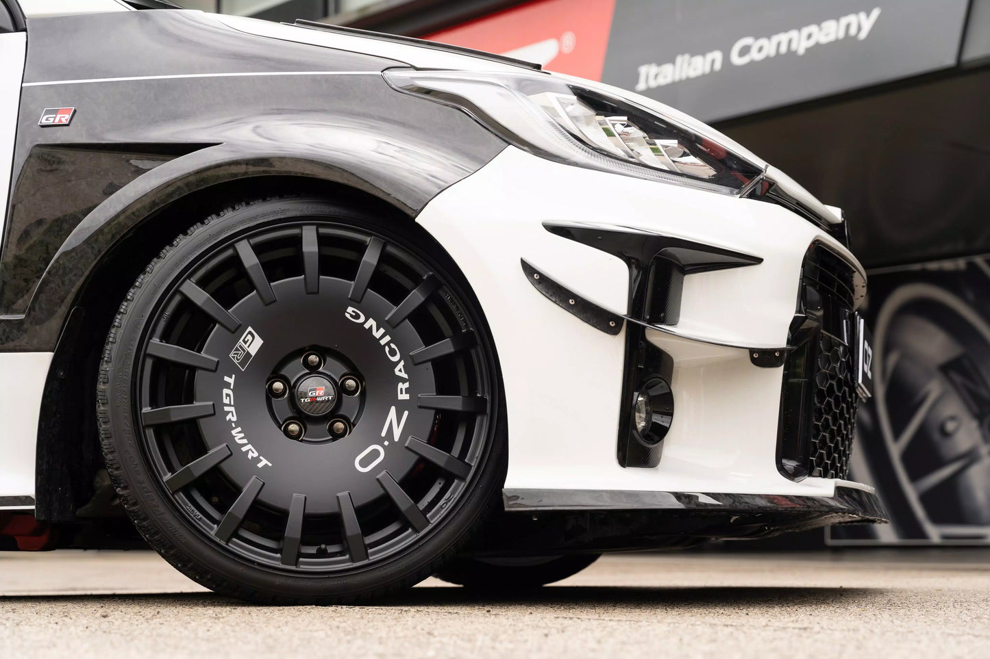 OZ RACING RALLY RACING TGR WRT 18x8 +45 5-114.3 MATTEBLACK